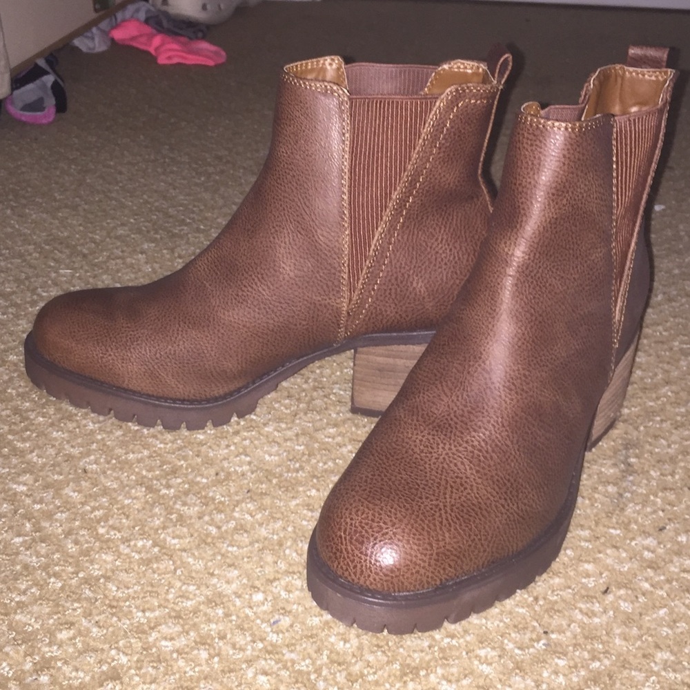 BRAND NEW Brown Chelsea Boots